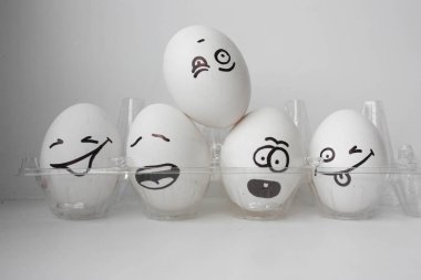 Yumurta boyalı yüzü. Tasarımınız için fotoğraf