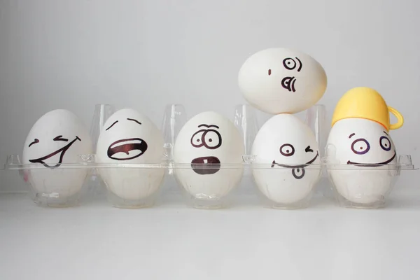 Huevos con la cara pintada. Foto para su diseño — Foto de Stock