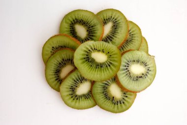 Bir kesim kivi ile pasta