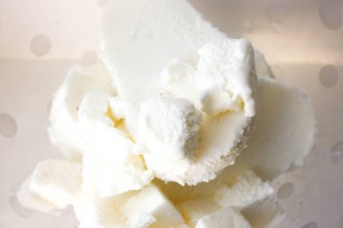 Dondurma katmanları kesti. Fotoğraf