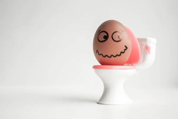 Um ovo com um rosto pintado. Ovo giro. Foto — Fotografia de Stock