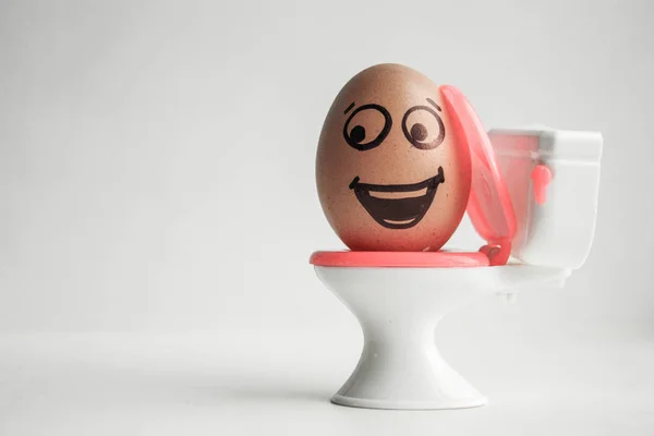 Een ei met een geschilderde gezicht. Schattige ei. Foto — Stockfoto