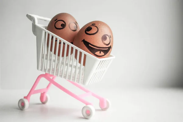 Compra concepto de cesta. Un huevo con la cara pintada —  Fotos de Stock