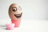 Egy tojás, festett arccal. Aranyos tojás. Fénykép