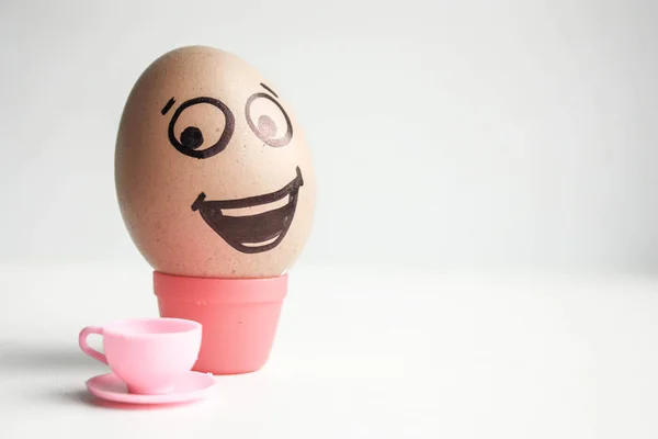 Egy tojás, festett arccal. Aranyos tojás. Fénykép — Stock Fotó