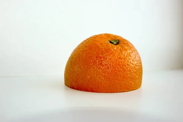 Orangefarbene Hälfte auf weißem Hintergrund — Stockfoto