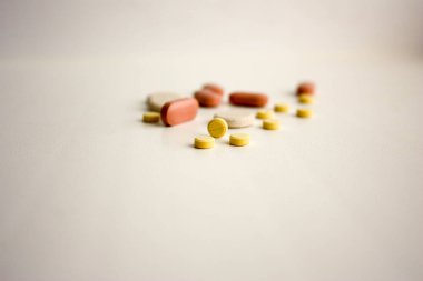 Tıbbi hap ve kapsül beyaz bir arka plan üzerinde