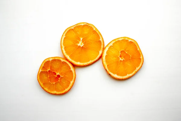 Rebanadas de naranja. sobre un fondo blanco — Foto de Stock