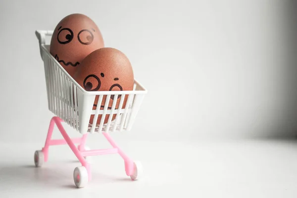 Concepto cesta de la compra. Huevo gracioso — Foto de Stock