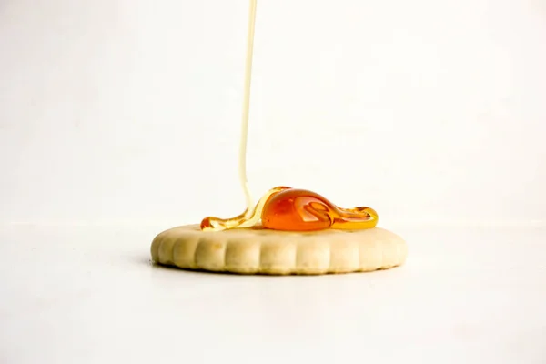 Cracker mit Honig drauf. süß — Stockfoto