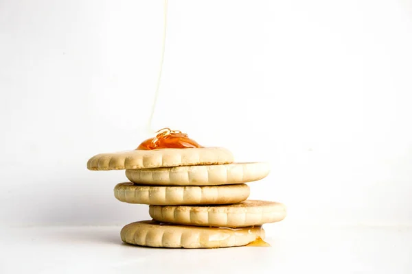 Cracker med honung på toppen. Söt — Stockfoto