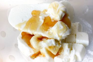 Donmuş buz ve yakın çekim akan bal