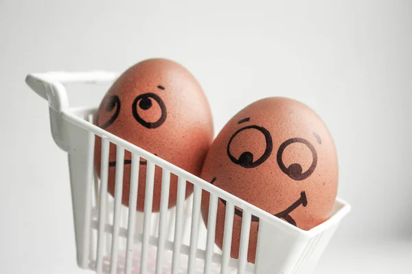 Carrito de compras y dos huevos jugando al escondite — Foto de Stock