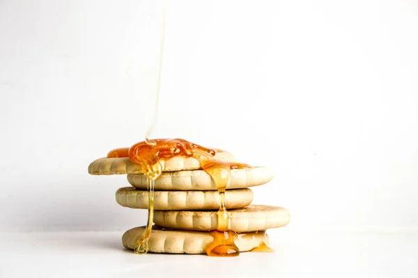 Cookie cracker runda högen. En droppe av klibbiga honung — Stockfoto