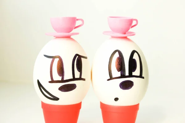 Tea ivás koncepció. két jó barát. A tojás elégedett — Stock Fotó