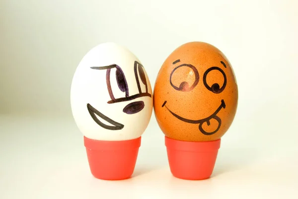 Concepto de amor interracial. Huevos con cara pintada — Foto de Stock