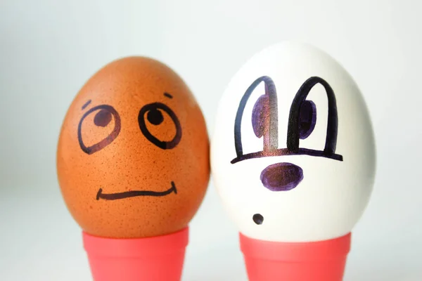 El concepto de racismo. Blanco y negro. Huevos pintados — Foto de Stock