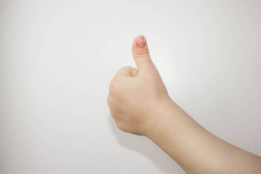 El başparmak. Çocuk. Her şey yolunda. Fotoğraf