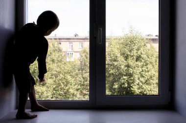 Ev bebek konseptinden kaçmak. Çocuk görünüyor