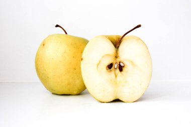 Elma yeşil yarısı bir beyaz ile