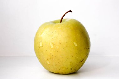 elma yeşil beyaz bir arka plan üzerinde