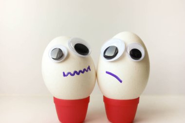 Sessizlik kavramı. Yumurta bir funny ile boyalı