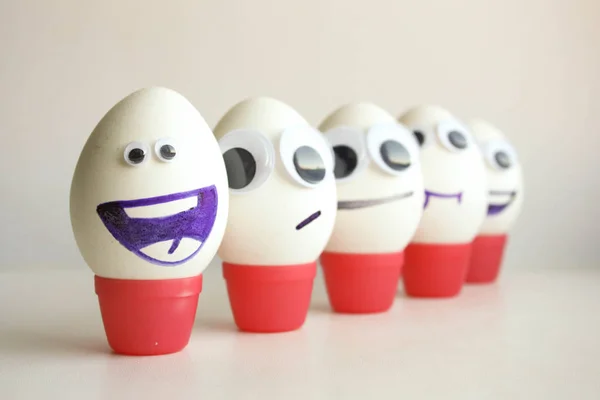 Kwestie te bestuderen. Eieren met een grappige geschilderd — Stockfoto