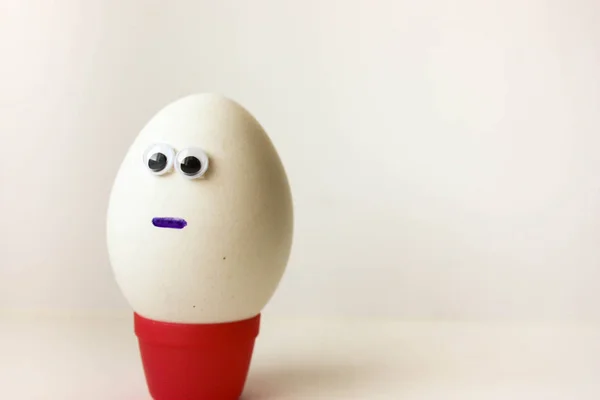 Loneliness concept. Egg with a funny — Stock Photo, Image