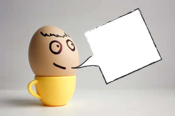 Яйца с раскрашенным лицом. Концепция — стоковое фото