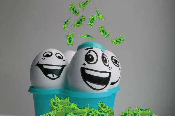 Eieren met een schattig gezicht. — Stockfoto