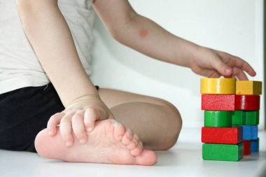 Genç inşaat kavramı. Çocuk