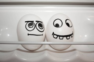 Dostluk kavramı. İki yumurta. Komik yumurta