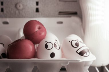 Sürpriz kavramı. Yumurta buzdolabında