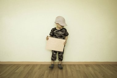 İş kavramı. Hareket ettirildiğinde çocuk