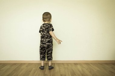 Öğrenme kavramı. Duvara çocuktur.