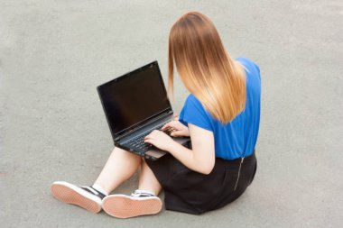 Eğitim aracı kavramı kullanarak. Dizüstü bilgisayar ile kız