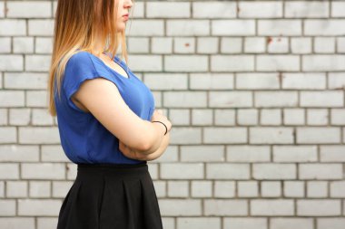 Öğrenme kavramı. Beyaz tuğla wal kızdır