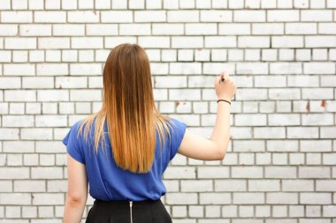 Öğrenme kavramı. Kız beyaz tuğla mı