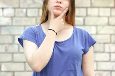 Yansıma ve seçim kavramı. Kız mavi karşı