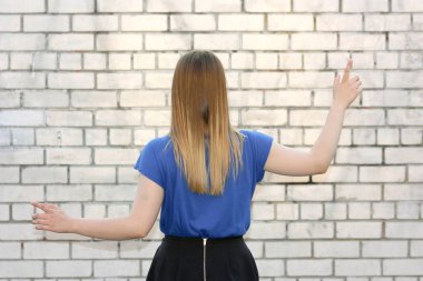 Yansıma ve seçim kavramı. Kız mavi karşı