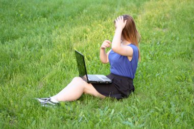 Eğitim uzaktan kavramı. Laptop ile kız