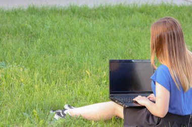 Eğitim online kavramı. Dizüstü bilgisayar ile kız