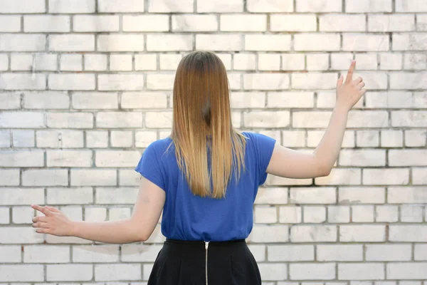 Yansıma ve seçim kavramı. Kız mavi karşı