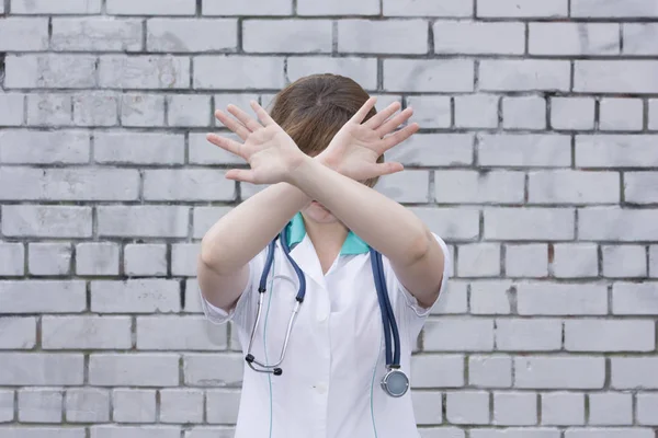 Van de dokter concept. Meisje in medische uniform — Stockfoto