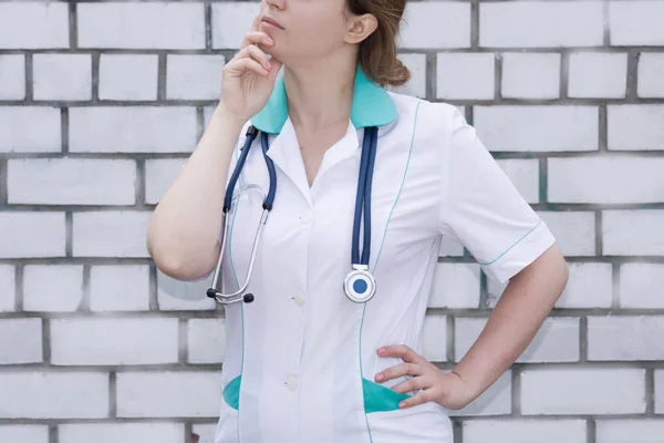Van de dokter concept. Meisje in medische uniform — Stockfoto