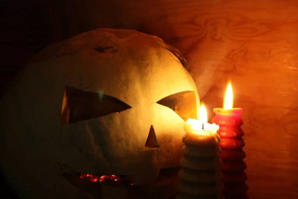 Halloween. Calabaza con ojos ardientes y una vela — Foto de Stock