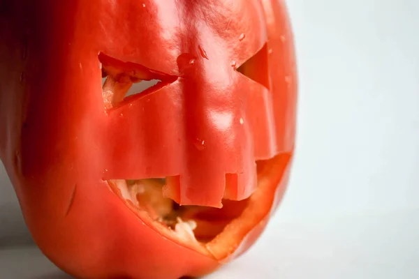 Halloween. Calabaza con una cara tallada roja — Foto de Stock