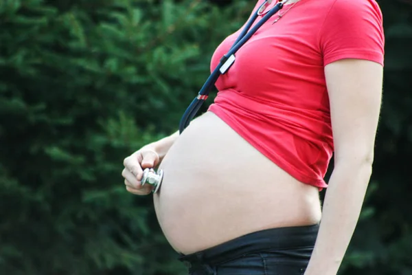 Concept de maternité. Fille en rouge sur une nature — Photo