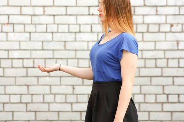 Eğitim kavramı. Kız elini tutar