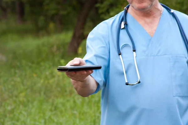 Arztkonzept. Mann hält Smartphone in der Hand — Stockfoto